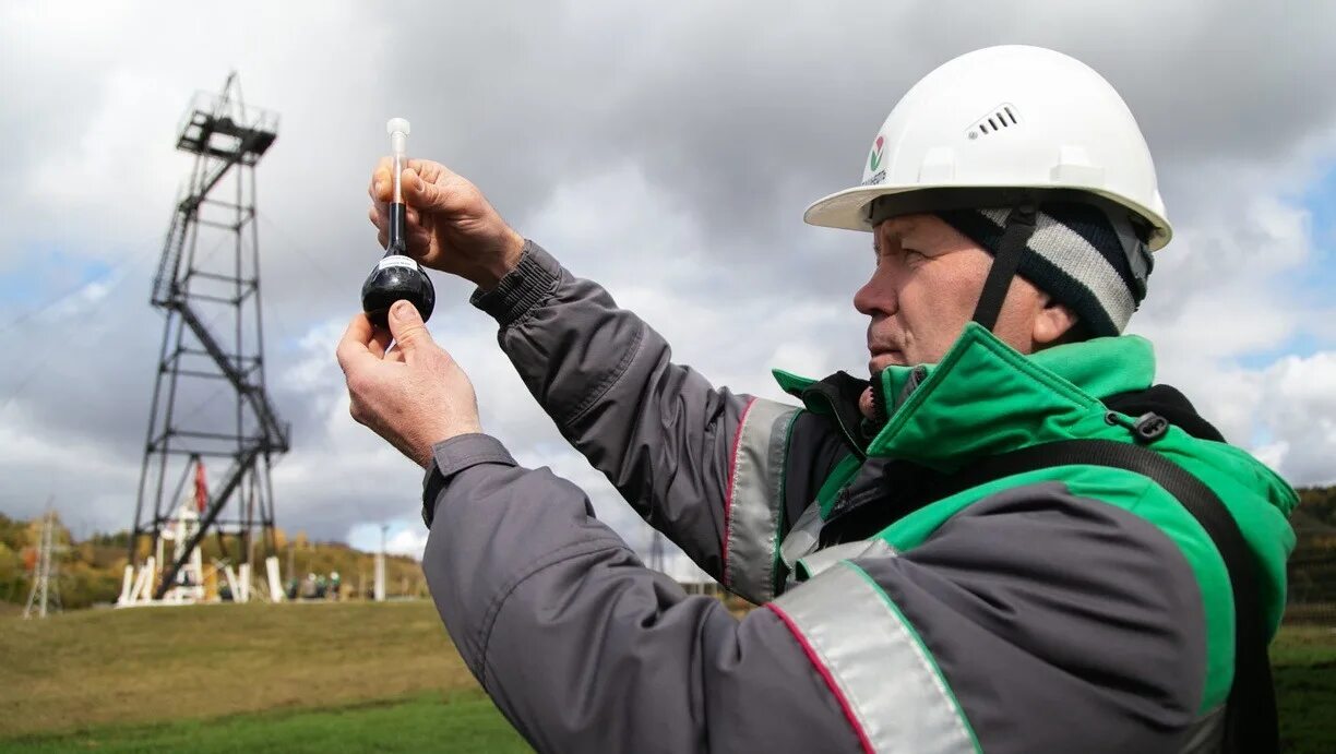 Татнефть добыча нефти. Работники башнефть. Памятники города октябрьский республика башкортостан. Добыча нефти башнефть. Октябрьский рб памятники.