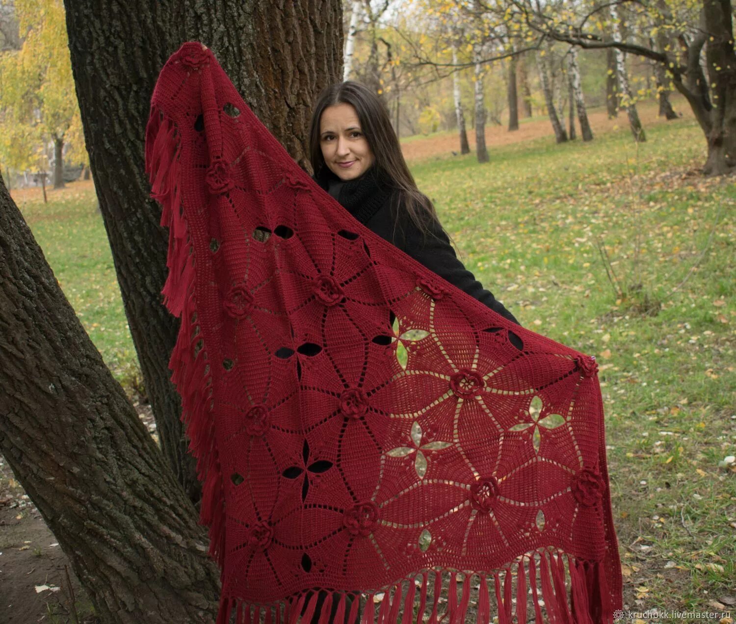 Темно-вишневая шаль романс. Исполнительница романса с шаль. Романс вишневая шаль ноты. Павлопосадский платок аромат любви. Темно вишневая шаль.