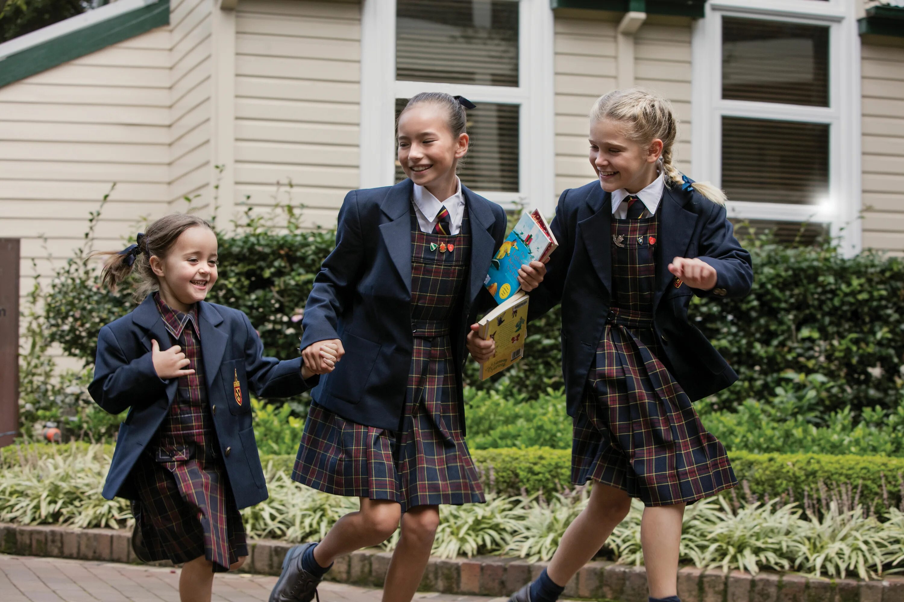 Каникулы 10 класс. Primary School and Junior. Кэтрин проводила детей в школу. Brockhurst Junior School. Primary School girl Street.