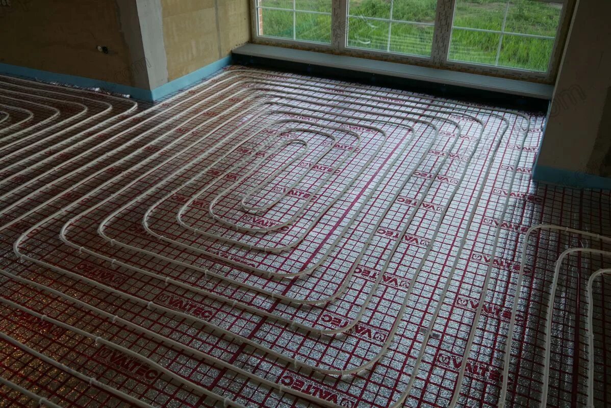Водяное отопление пола. Водяное отопление пола. Водяное отопление полов частного дома. Монтаж тёплого пола водяного. Отопление в полу в частном доме.