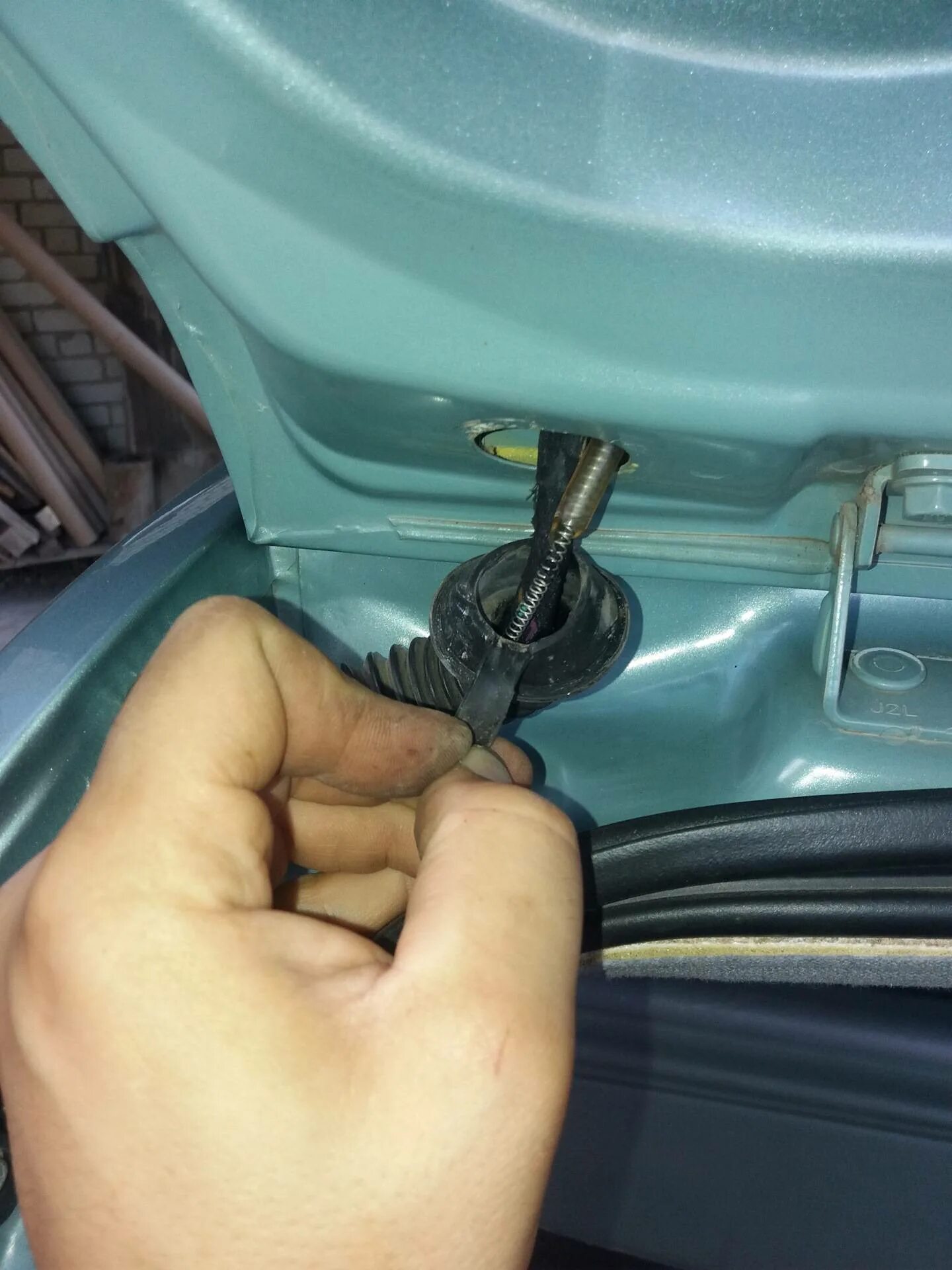 Не работает омывайка заднего стекла. Трубка заднего омывателя chevrolet lacetti. трубка заднего омывателя chevrolet lacetti хэтчбек. трубки омывателя лобового шевроле лачетти. трубка омывателя заднего стекла lancer 9.