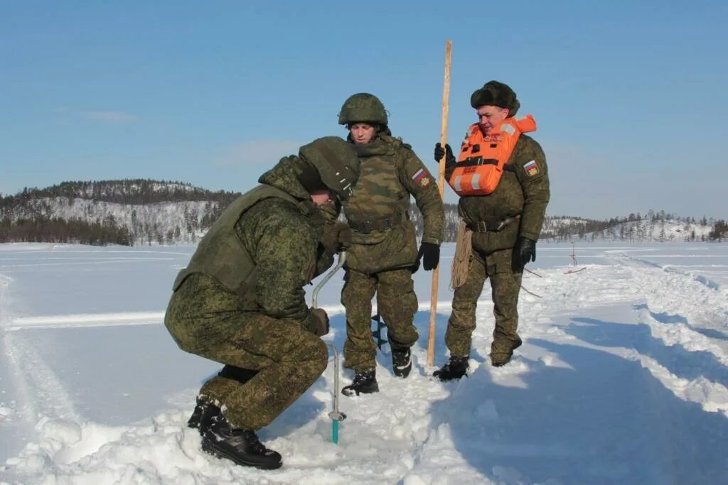 Переправа по льду. Переправа военной техники по льду. Саперы Северного флота. Инженерная разведка зимой. Ледяная переправа Военная.