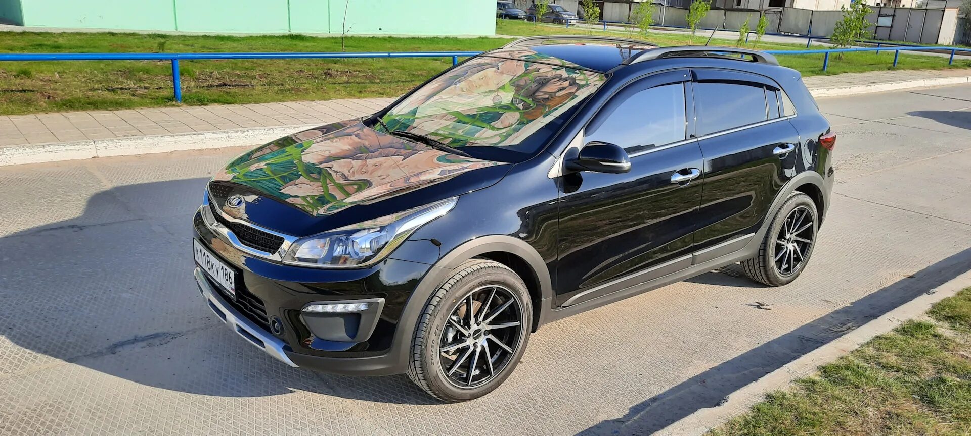 белый X-Line с черной крышей фото KIA Rio