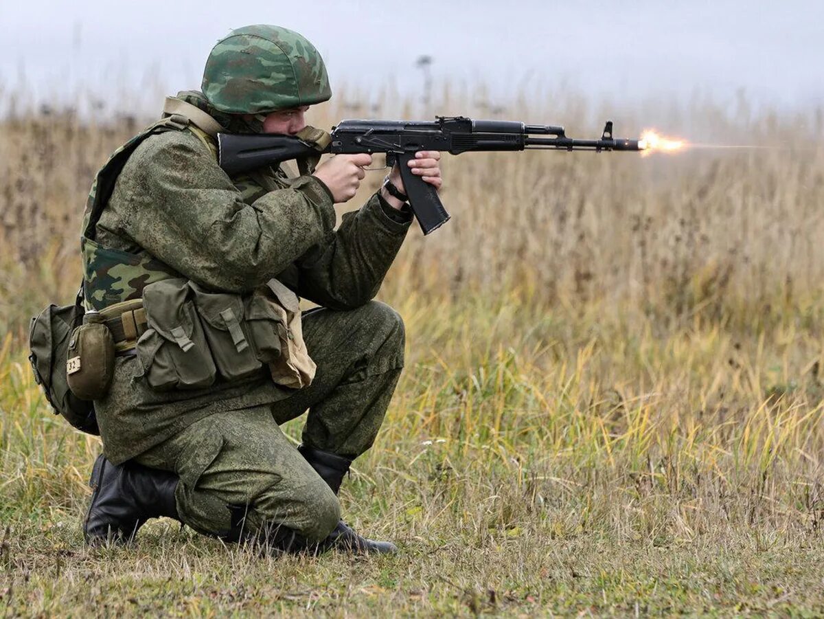 Через военный. Русский солдат с АК 74. Военные стрельбы. Солдат с автоматом. Русский солдат стреляет.