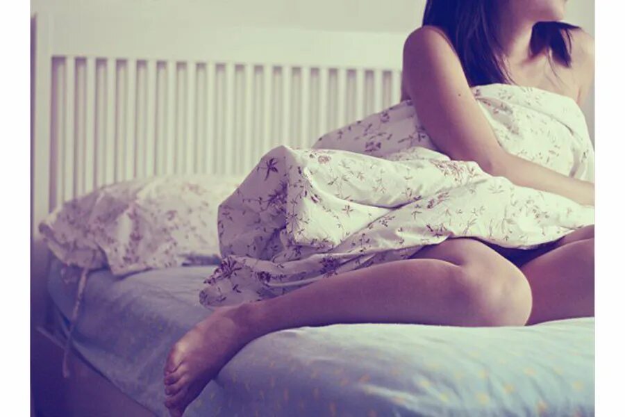 Кровать для девочки. Фотосессия на кровати. Девушка лежит на кровати. Девушка сидит на постели.