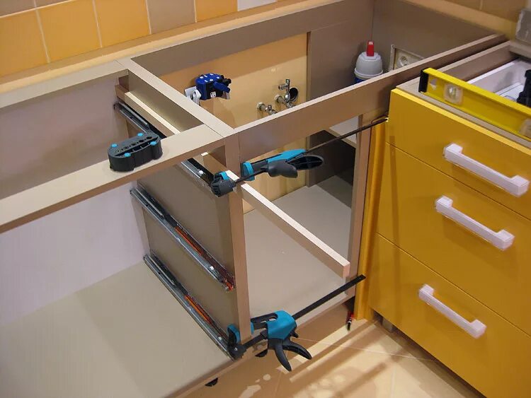 Ручки для выдвижных ящиков. Крепление кухонных шкафов к стене. Мебельные ручки для выдвижных ящиков. Направляющие для выдвижных ящиков хеттих квадро. Deline indaux 20004716 доводчик выдвижного ящика.