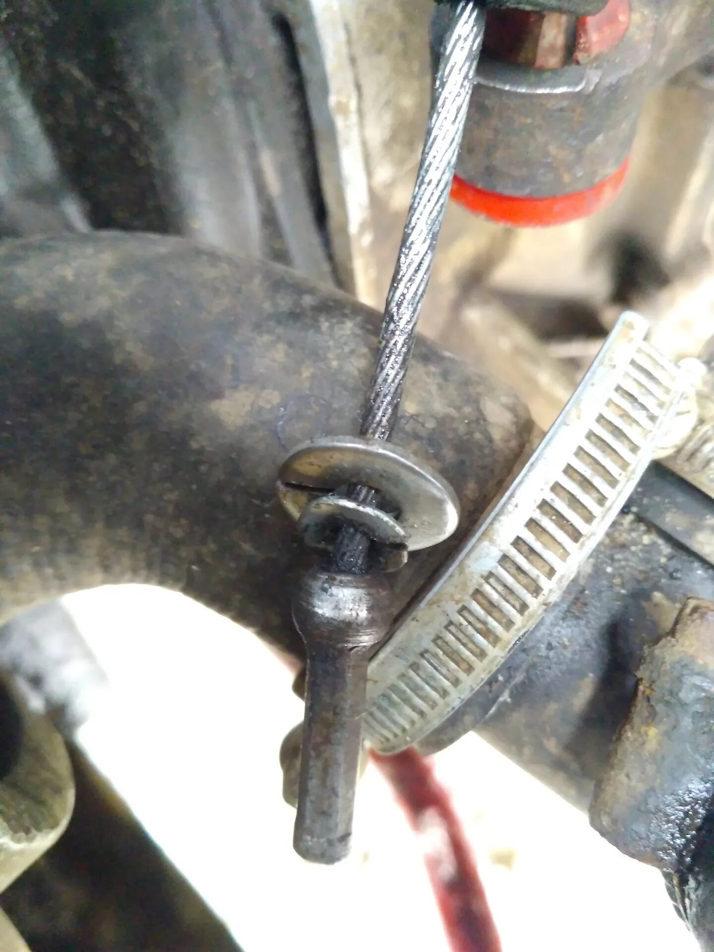 Тросовый привод сцепления ваз 2107. Крепление троса сцепления. Трос сцепления приора 1. Трос сцепления 2108. Тросик сцепления ваз 2115.