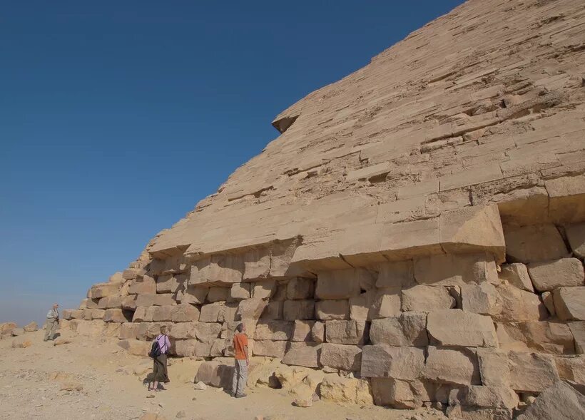 Пирамида снофру в дахшуре. Дахшур ломаная пирамида египет. Ломаная пирамида снофру. Пирамида фараона снофру в дашуре. Пирамида снофру в египте.