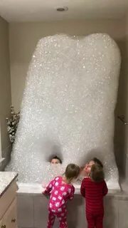 Делает пену в ванной
