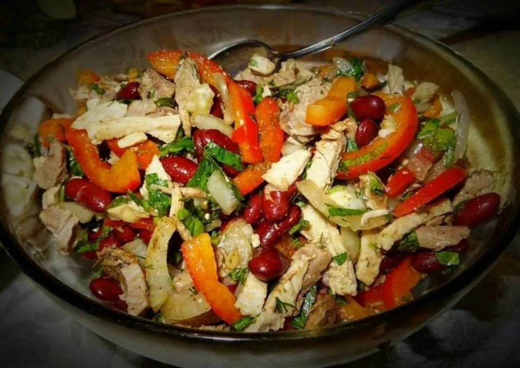 салат с отварной свининой. салат со свининой и болгарским перцем. салат из свинины рецепт с фото очень. салат с мясом свинины и перцем. салат мясной с овощами.