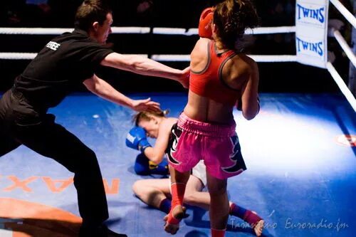 Бои девочка против девочки. Ронда роузи против. Бои девочка против девочки. Женский бой wwe. Бои девочка против девочки.