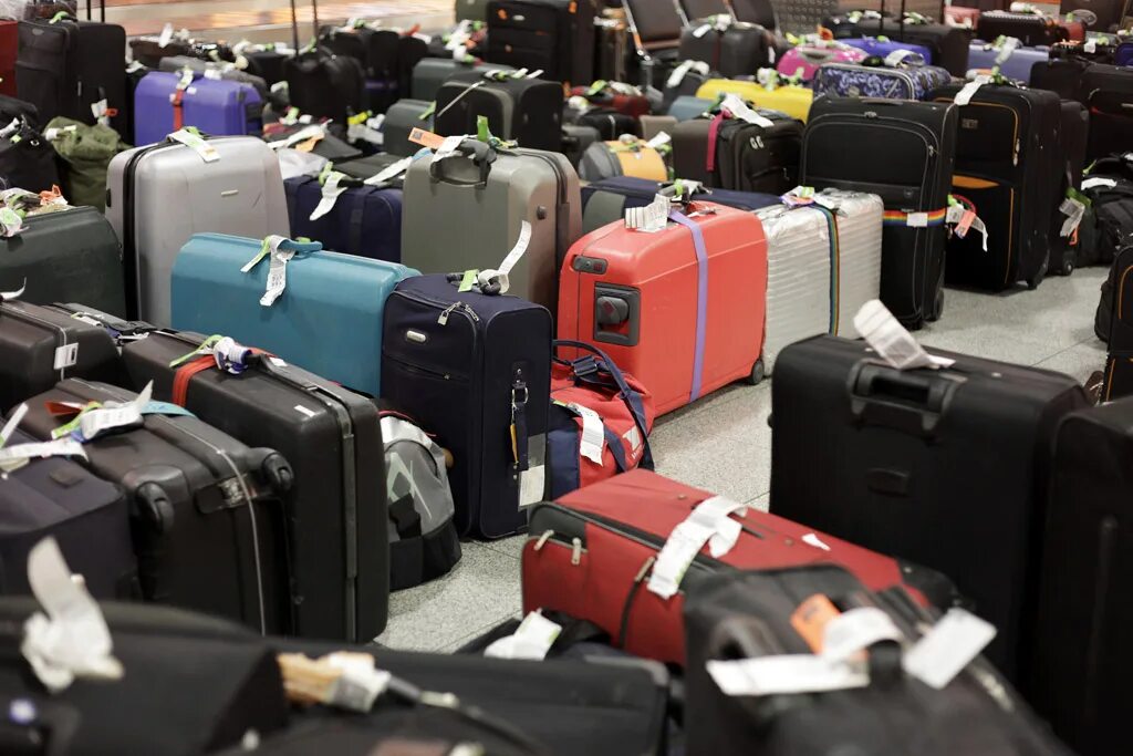 Где оставить чемодан. Чемодан в аэропорту. Чемодан Airport. Чемодан для багажа. Разбросанные чемоданы.