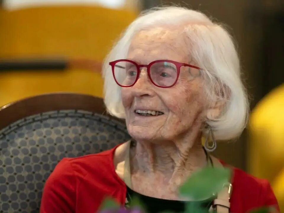 Бабушка 102 года. Женщина 102 года. Женщина 102 года. Катрин грейс-розенталь. 100-летняя женщина раскрыла секрет долголетия дороти хай.