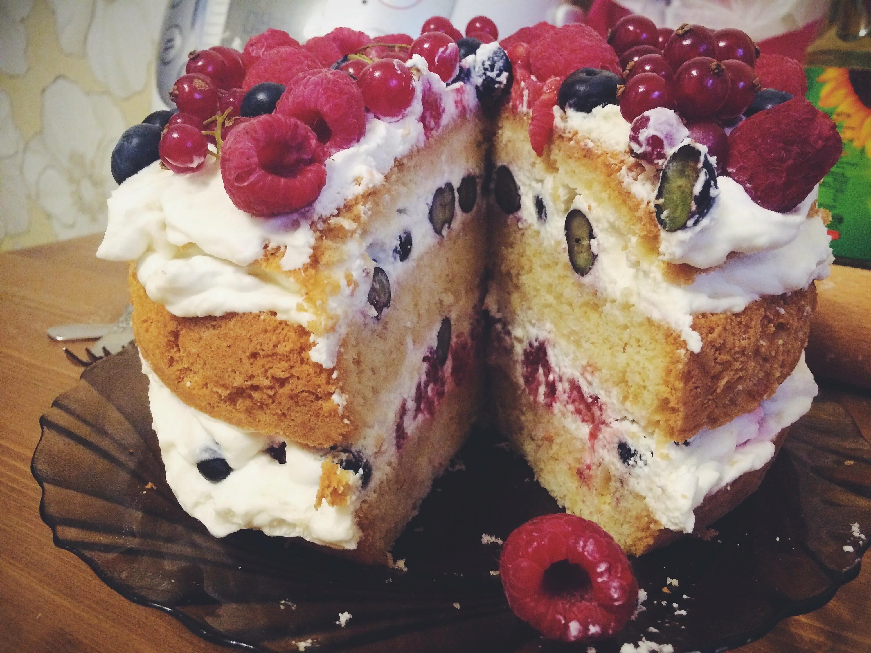 торт фруктовый бисквитный. тортик с клубникой. бисквитный пирог с ягодами. бисквитный торт. бисквитный торт.