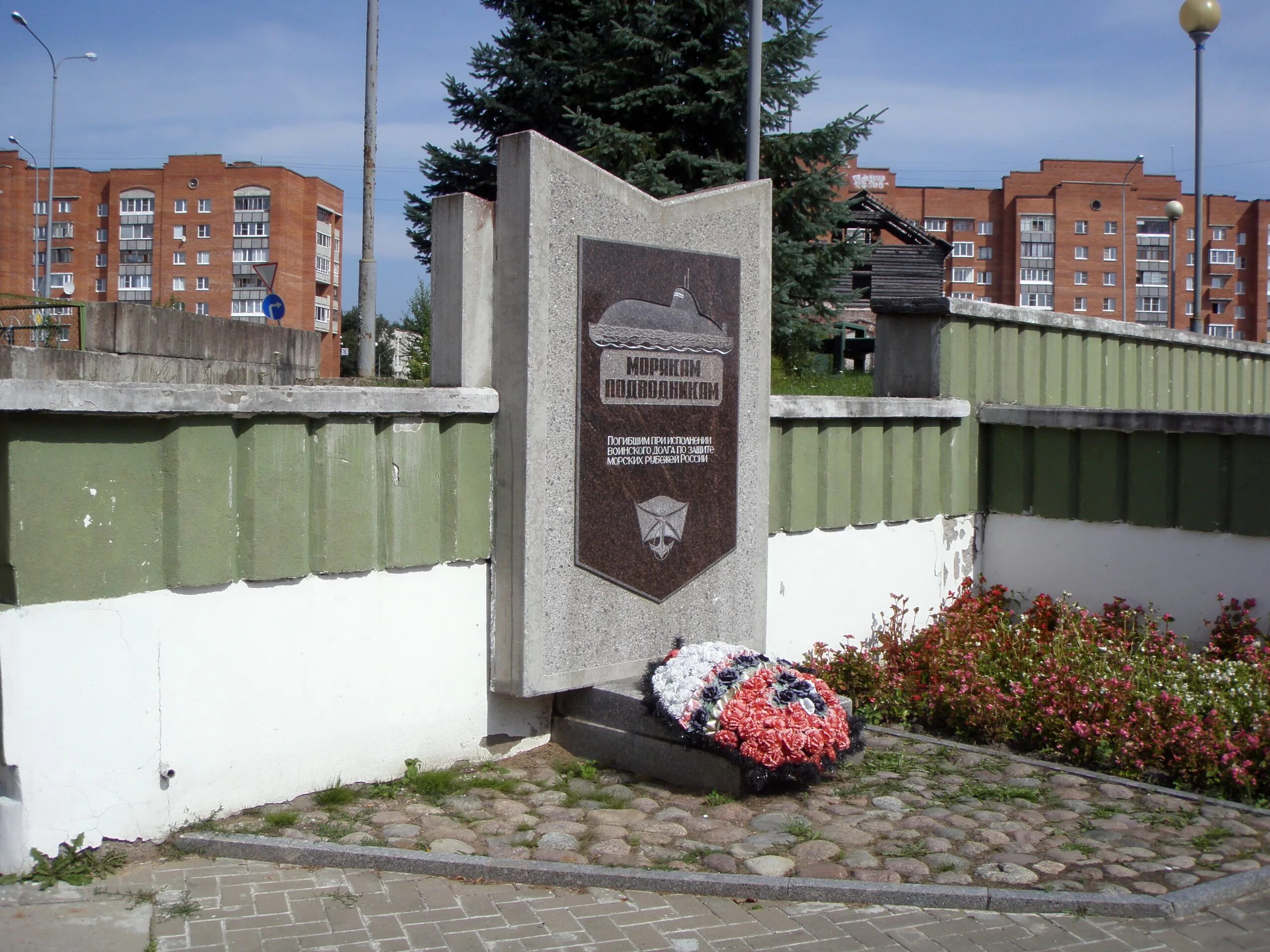 Цветы сосновый бор ленинградская. Памятники города Сосновый Бор Ленинградской области. Памятник морякам подводникам Сосновый Бор. Мемориал Устье Сосновый Бор. Сосновый Бор Ленинградская область мемориал подводникам.