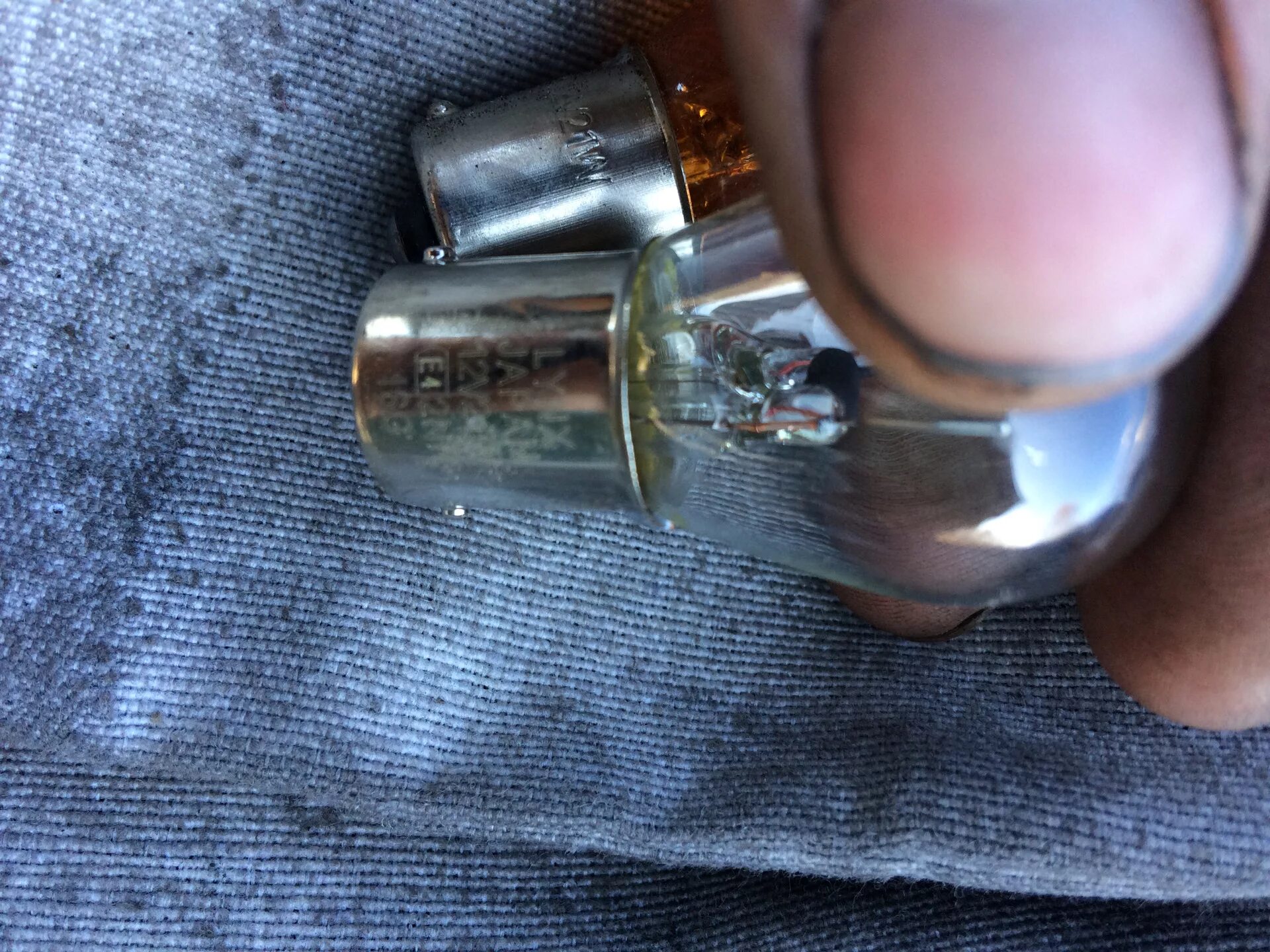 Лампа поворотника ваз 2107. Лампочка поворотника 2107. 2х контактный патрон в поворотник ваз. Лампа поворотника ваз 2107. Лампочка поворотника 2107.