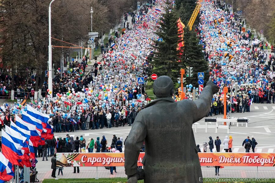 9 мая в каком стал выходным. Бессмертный полк кемерово. 9 мая кемерово бессмертный полк. празднование 9 мая в кемерово. празднования дня победы в кемерово бессмертный полк.