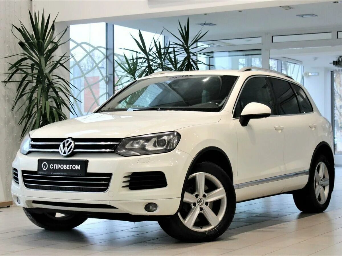 VW Touareg на белом фоне две модели.