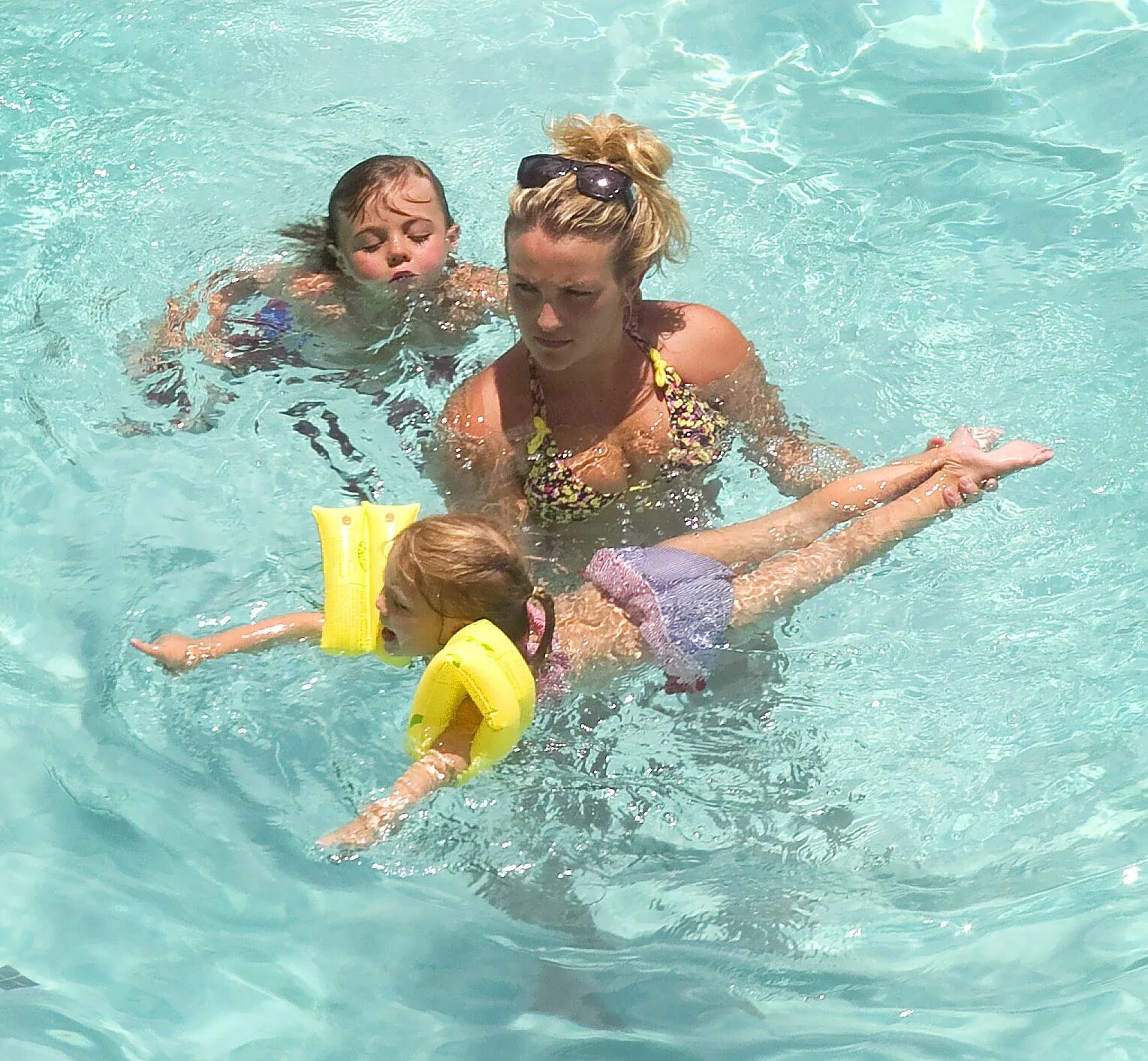 Бритни Спирс в бассейне. Бритни Спирс с детьми в бассейне. Бритни в бассейне. Мать и сестра Бритни Спирс. My sister swimming