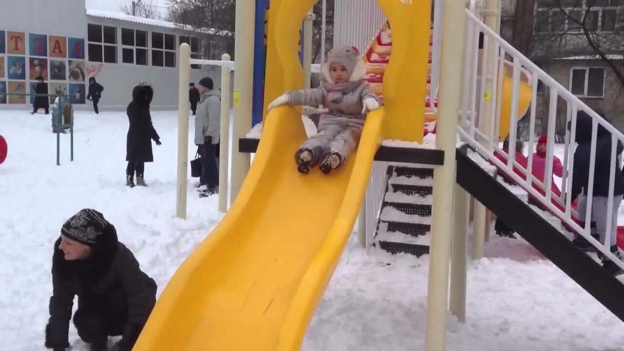 Видео детям горки. Скатывается по Горке. Ребенок скатывается с горки. Съехать с горки. Скатывание с горки машина.