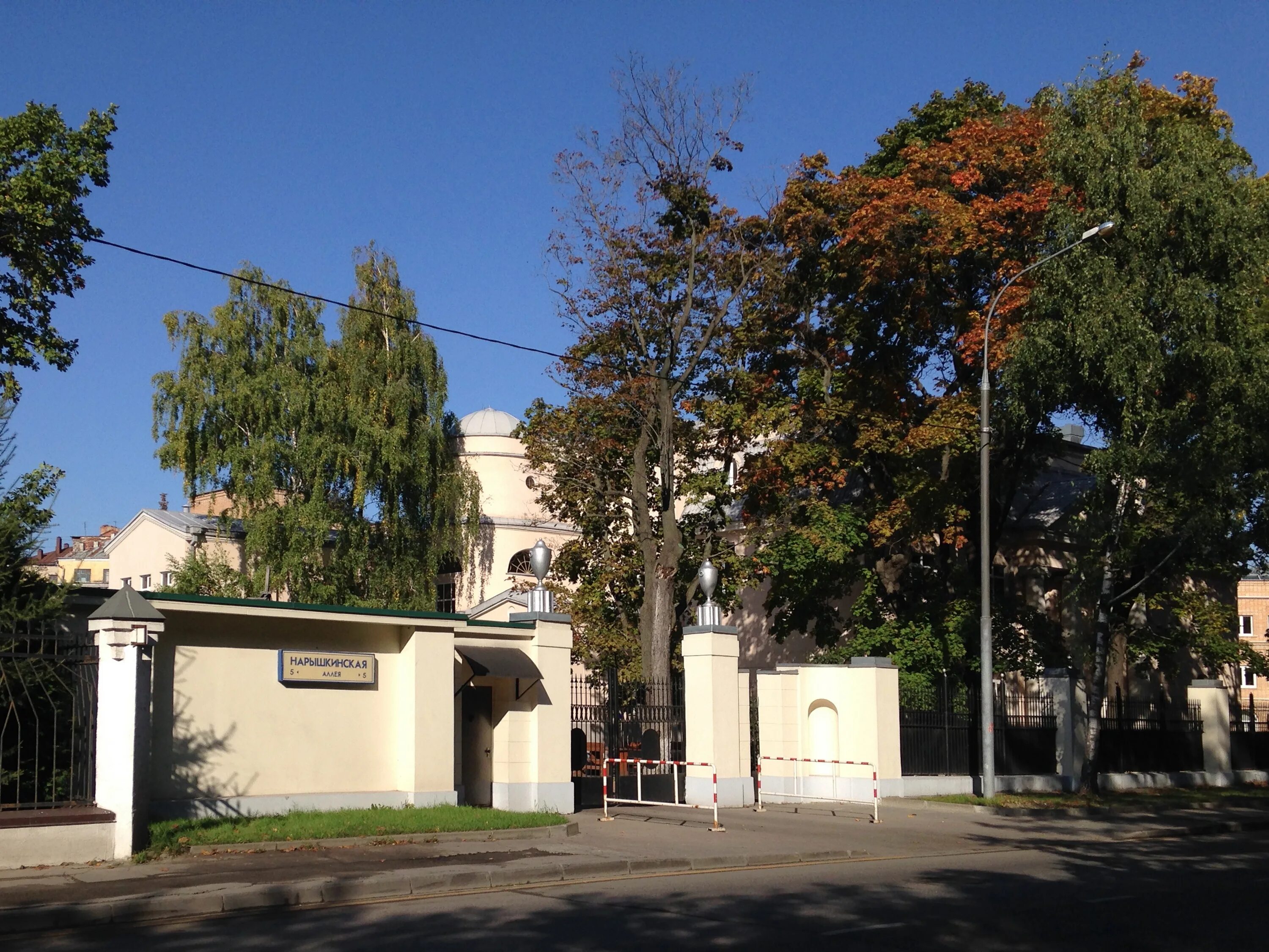 Нарышкинская аллея 5 стр 1. Г. Нарышкинская аллея д 5 стр 2. Москва, аллея нарышкинская, 5. Вилла черный лебедь нарышкинская аллея.