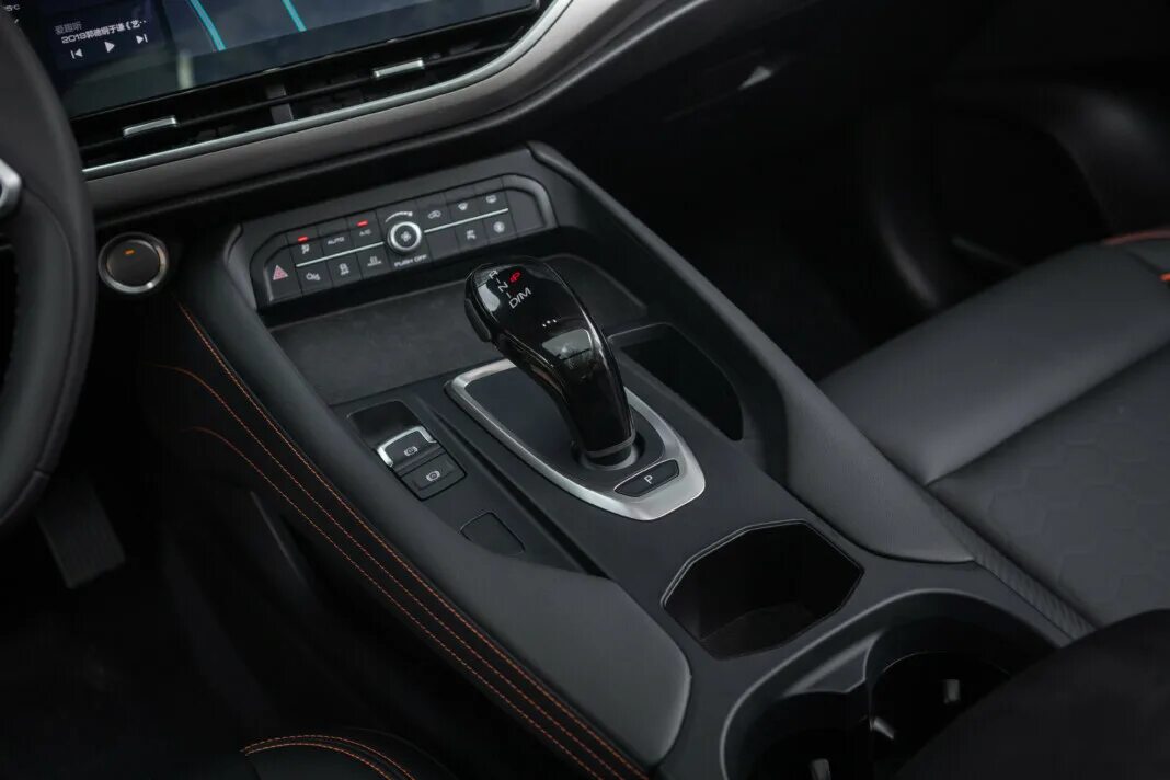 Бардачок хавал ф7. Хавал ф7 2022. haval f7 2022 салон. беспроводная зарядка хавал f7x.