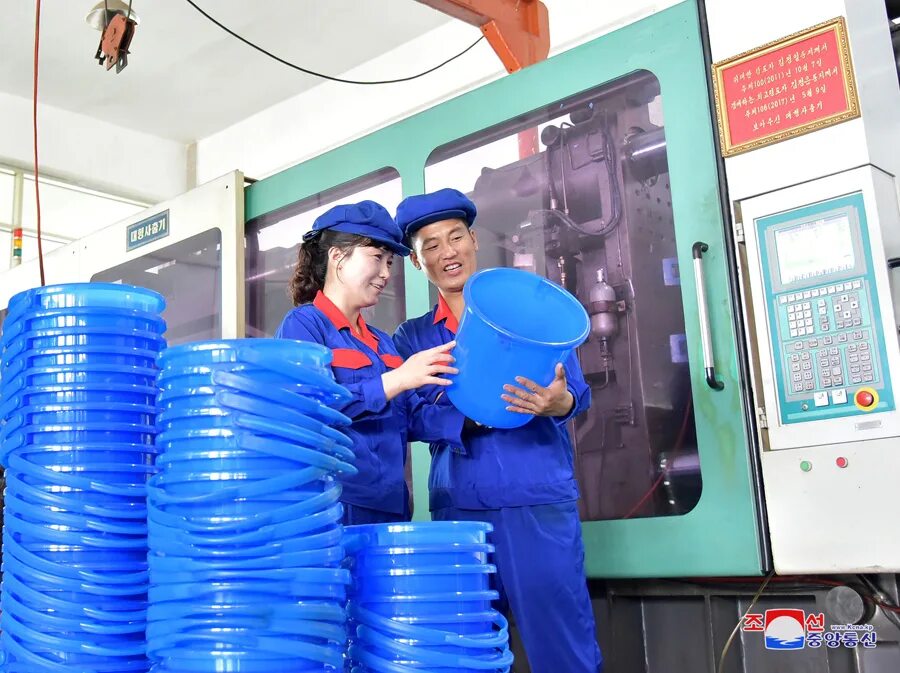 Производство пластиковых изделий вахта. Завод пларус. Производство изделий. Полимерные трубы. Пластмасс казахстан.