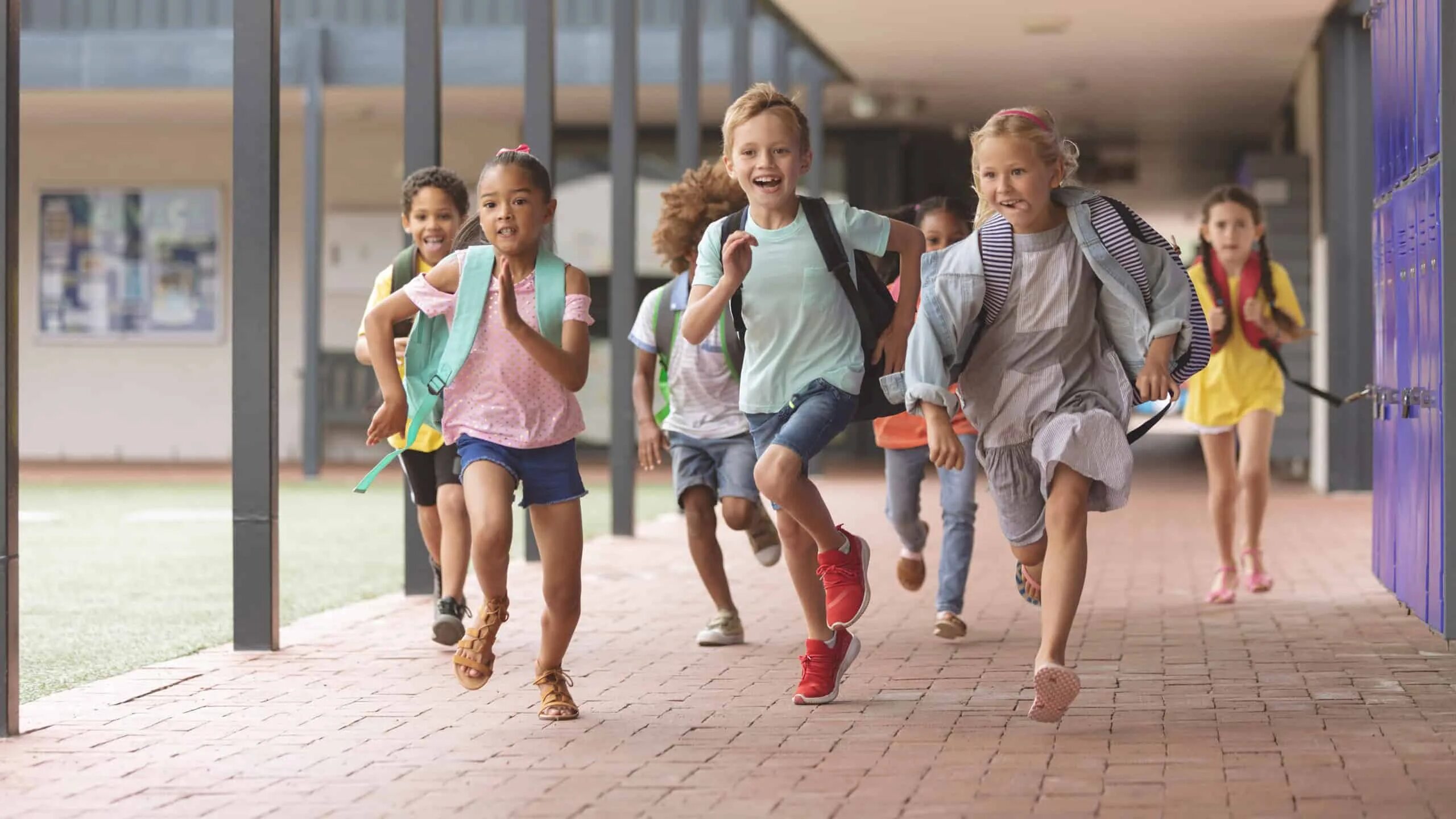 Дети бегут в школу. Дети бегут в школу. Школьники бегают медленно. Школьники бегают медленно. Легкая атлетика в школе.