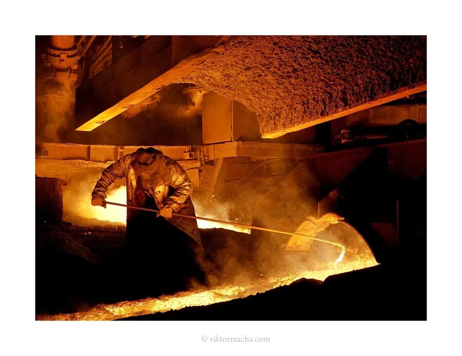 сталевар у печи. презентация сталевар. горновой сталевар. сталевар про 18 печь. слово сталевар.