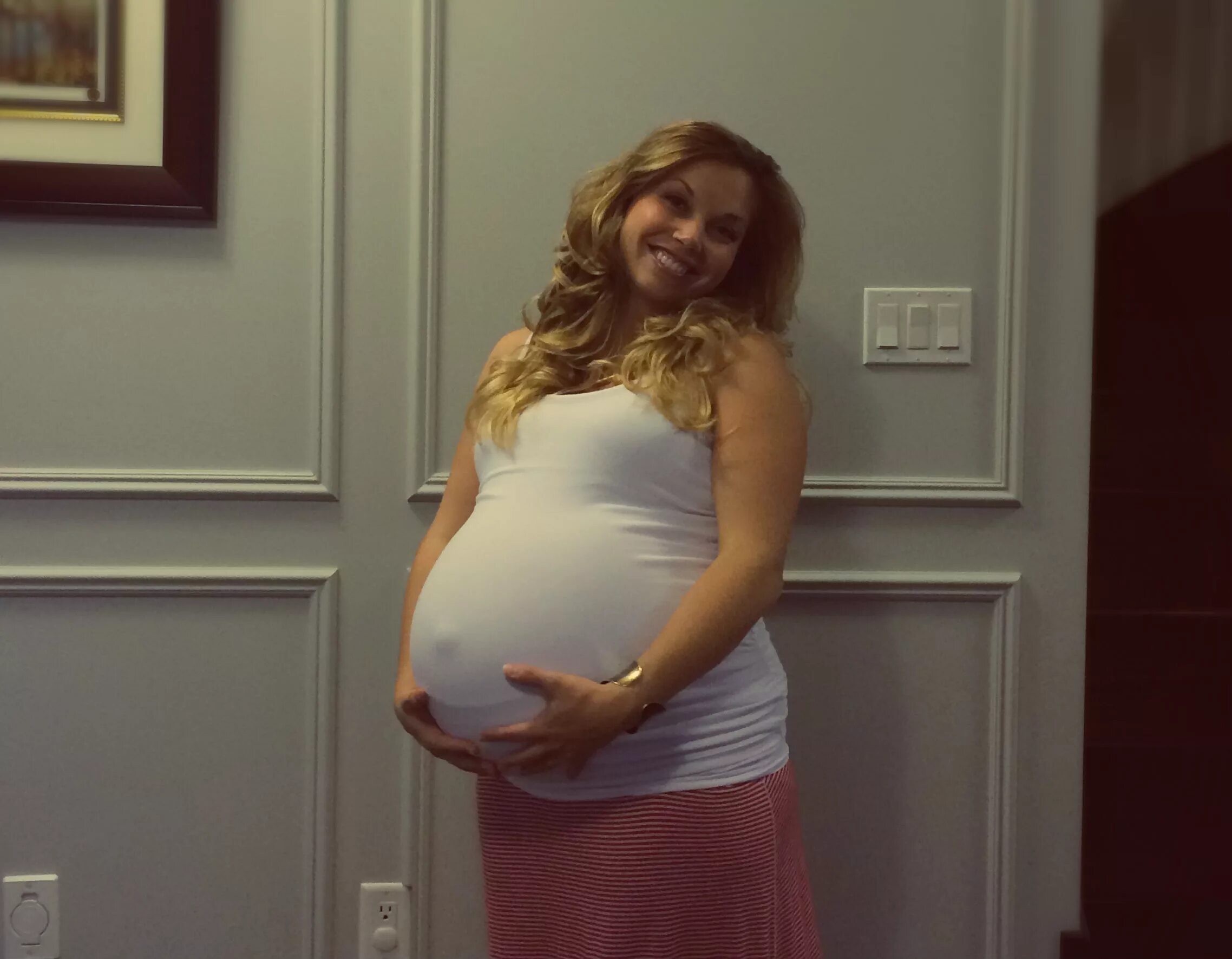 Woman impregnated. Девушка беременна двойней. Гигантские животы беременных. Беременные двойней на 9 месяце.