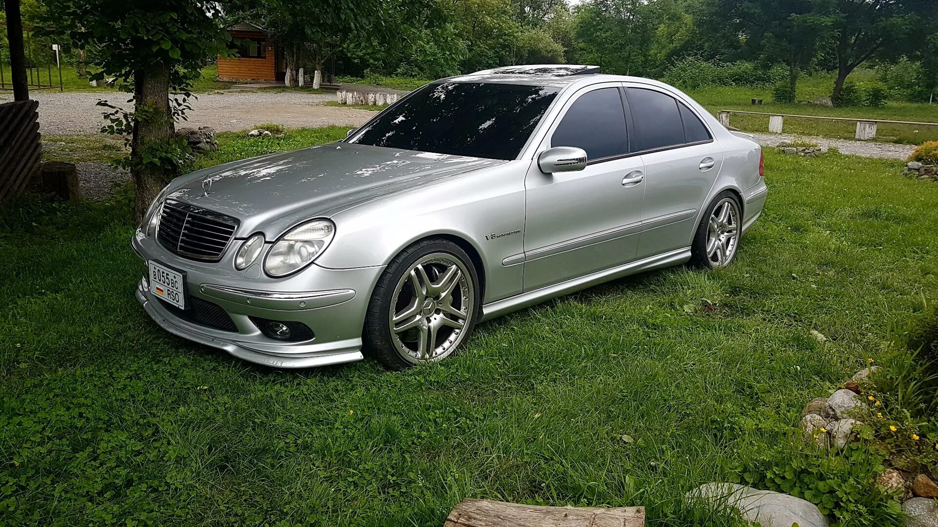 Mercedes w211 r19. Мерседес 211 АМГ 5.5. Мерседес w211 AMG диски. Мерседес 211 5.5 компрессор. Мерседес w211 б у