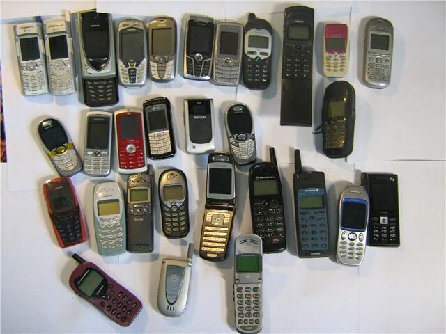 Когда появились мобильные в россии. Первый мобильный телефон. Старые мобильные телефоны. Сотовые телефоны кнопочные старые. Первые мобильники в России.