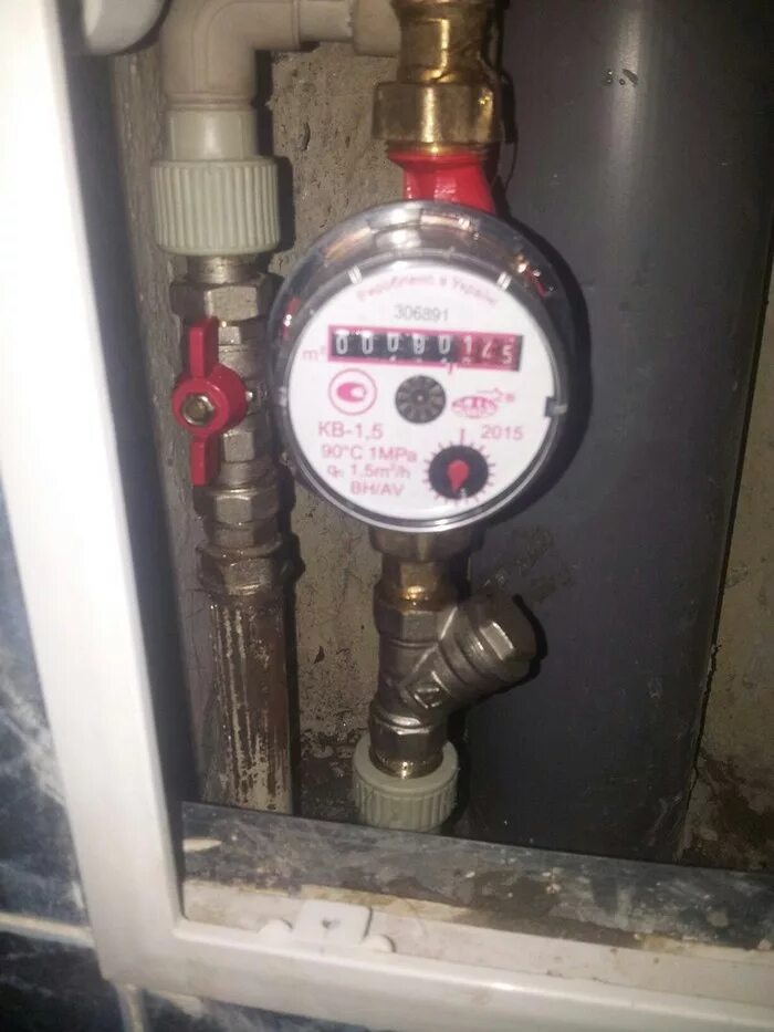 Водяной счетчик в квартире. Крепление водяного счетчика. Счетчик водоснабжения. Счетчики холодной и горячей воды. Монтаж водяного счетчика.