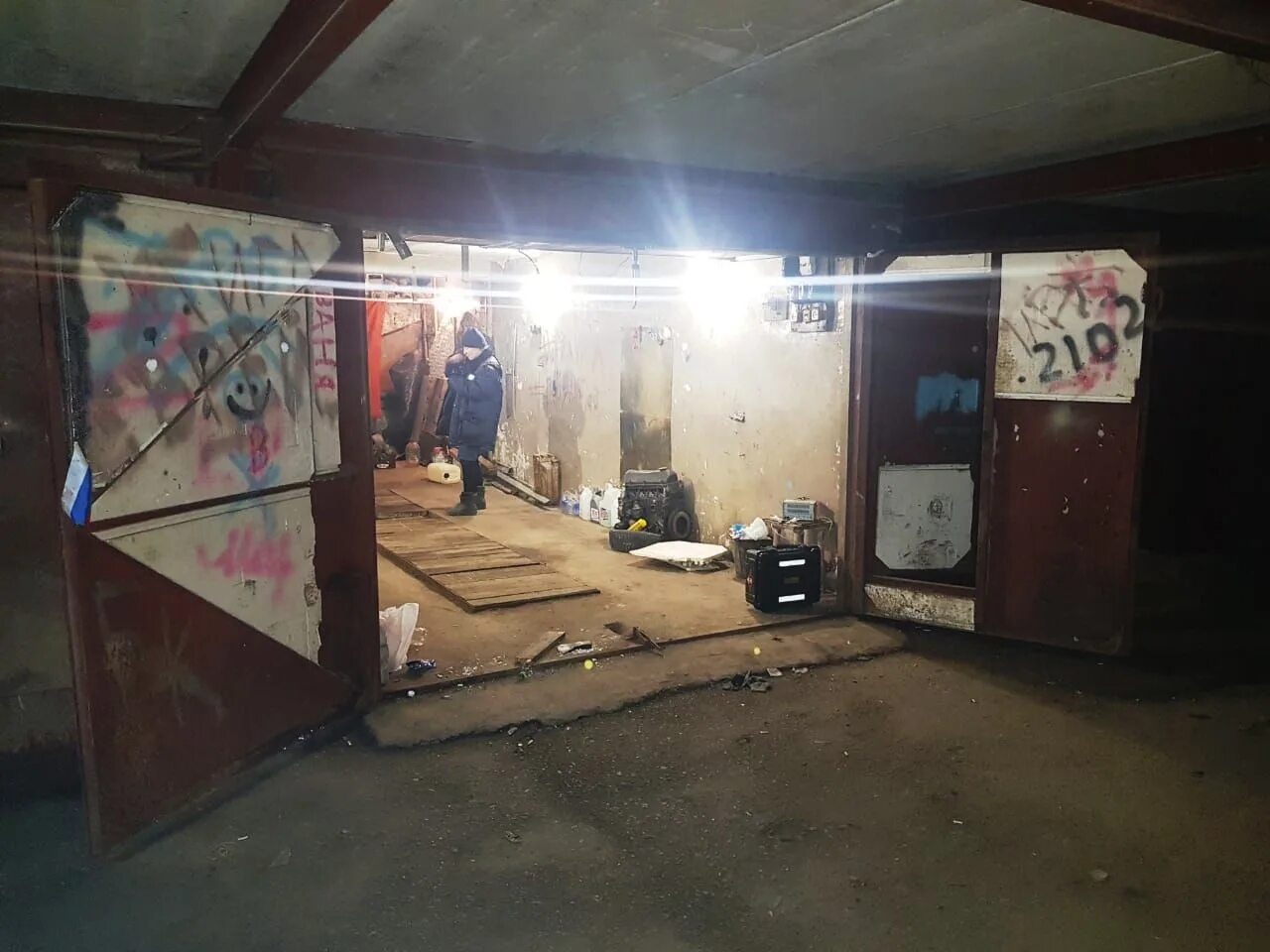 Ярославские жены изменщицы. Девушка в автосервисе. Машина в гараже. Гараж автомеханика. Фотосессия в гараже.