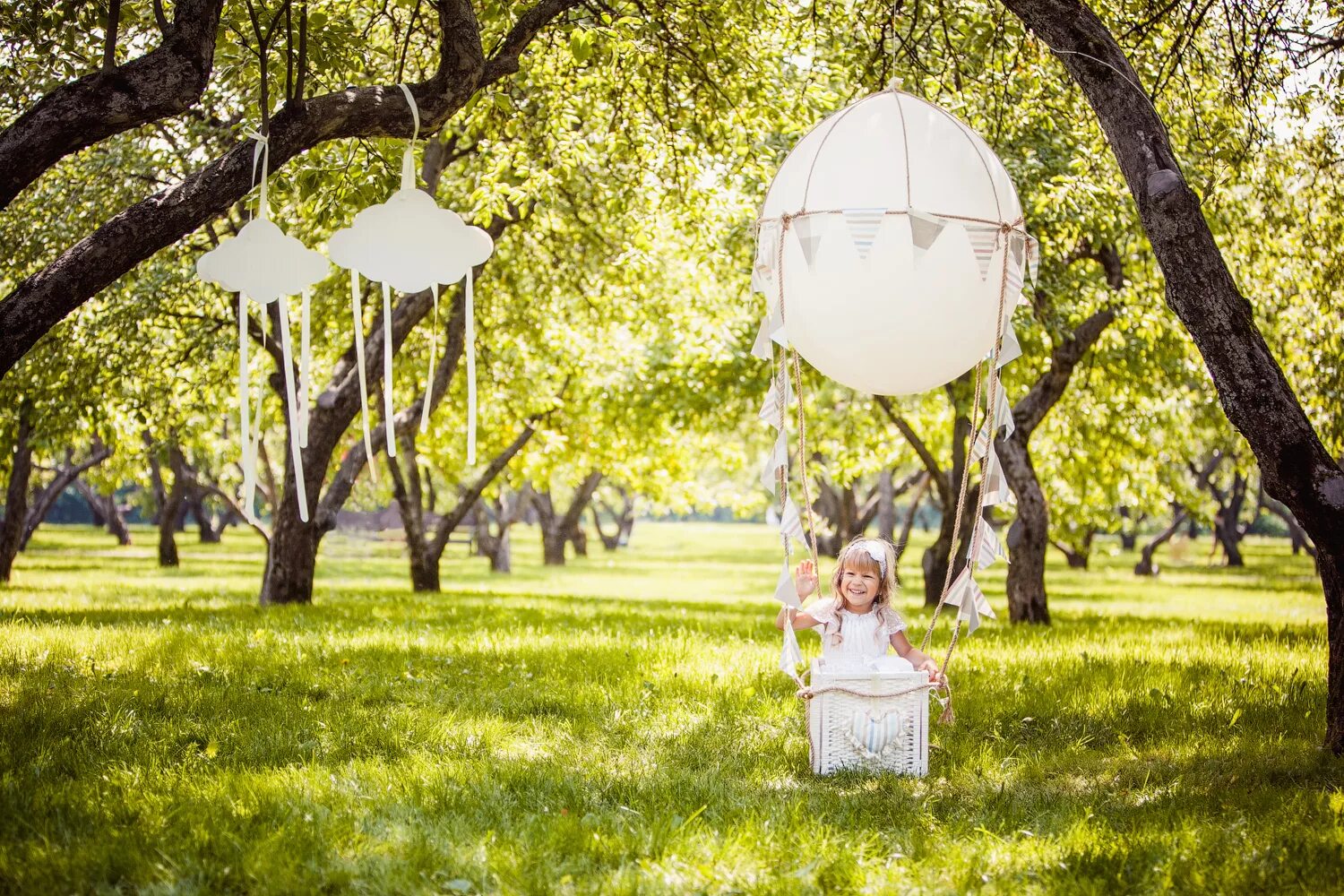 Воздушные шары весной. Детская фотосессия на природе. Фотозона на улице. Детская фотозона на природе. Фотозона уличная детская.