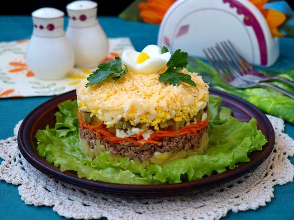 Рецепты простых салатов с куриной печенью. Салат с печенью. салат с куриной печенью. салат печеночный слоеный. праздничные салаты на день рождения.