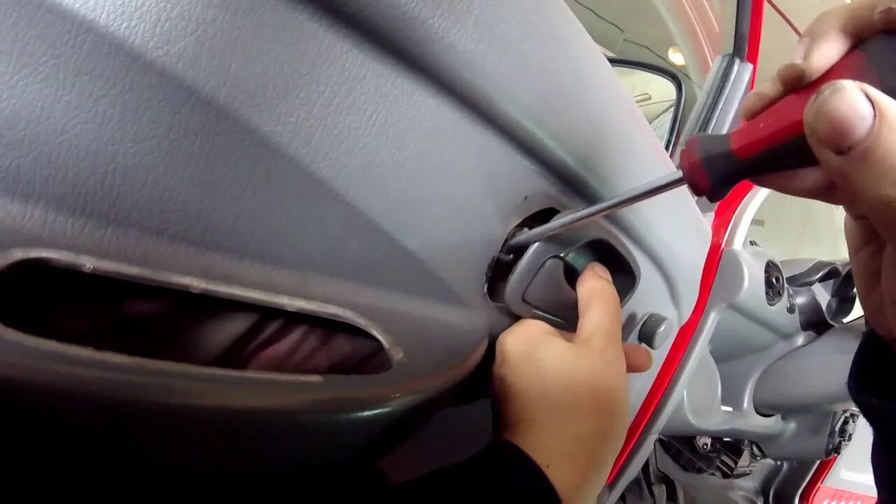 Как снять обшивку двери хендай акцент. I30 hyundai снятие обшивки. хундай атос дверной обшивка. hyundai i40 2016 1.7crdi демонтаж панели двери багажника. pilot снятие обшивки.