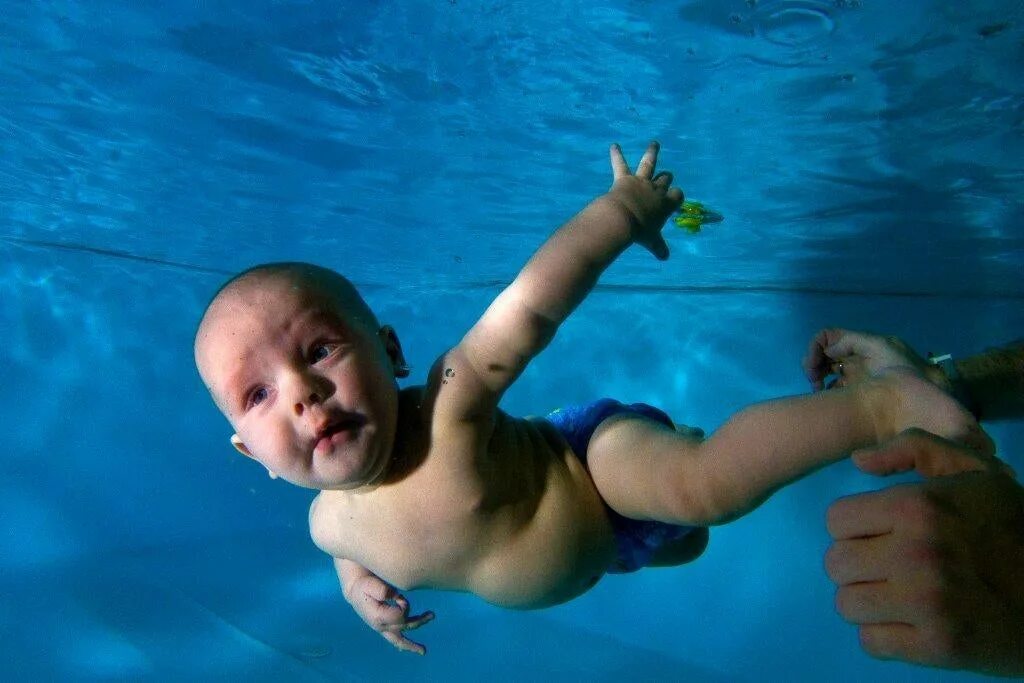 He will swim. Ребенок в ванной под водой. Рождение ребенка в ванной.