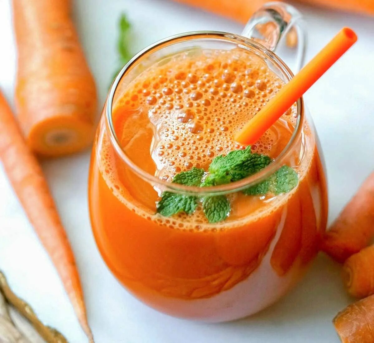 Морковный сок. Морковный сок со сливками. Сок морковный подача. Морковный сок вид сверху.