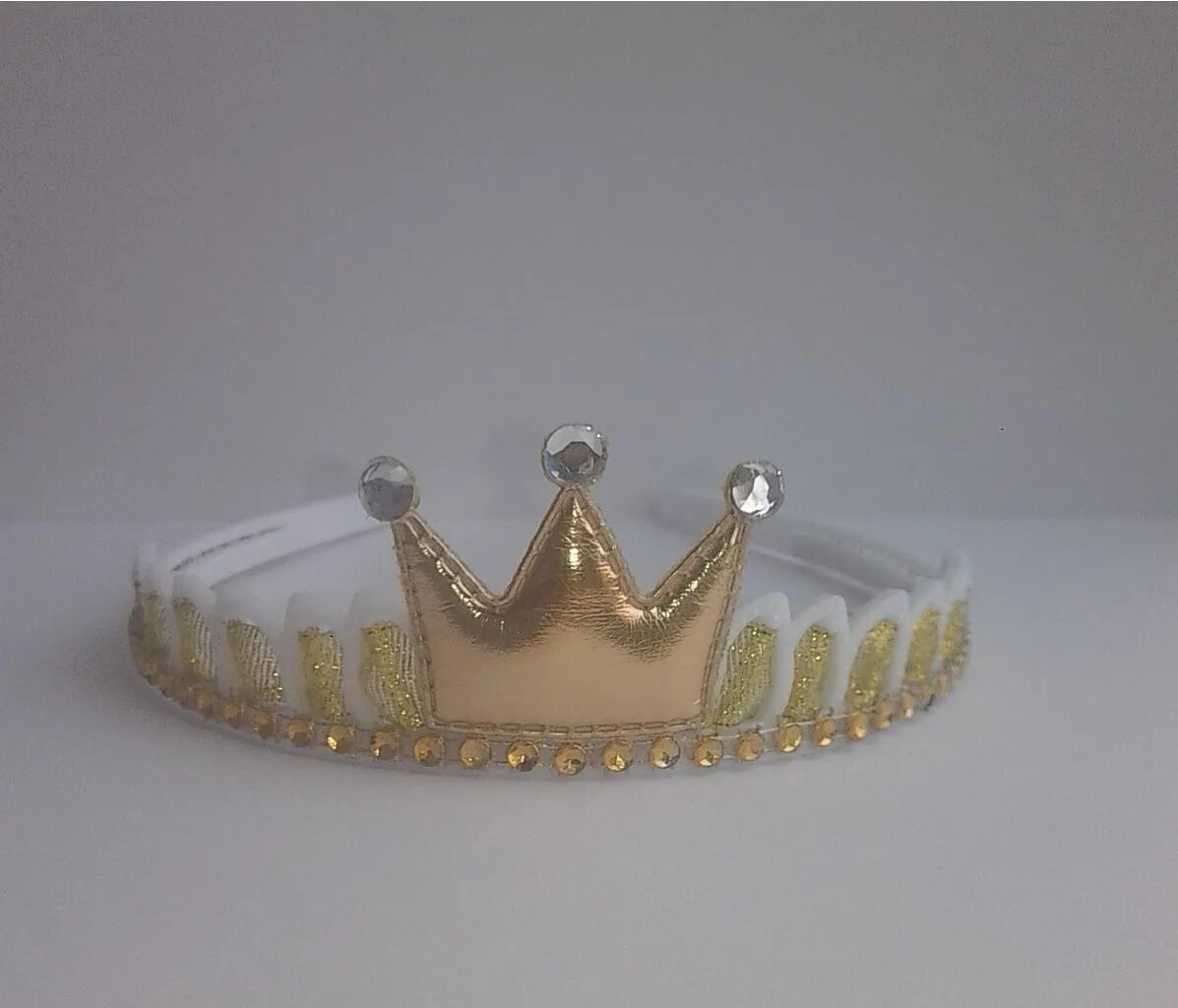 Корона 5 лет. Корона на ободке. Ободок корона золото. Корона детская на резинке. Корона диадема на резинке детская.