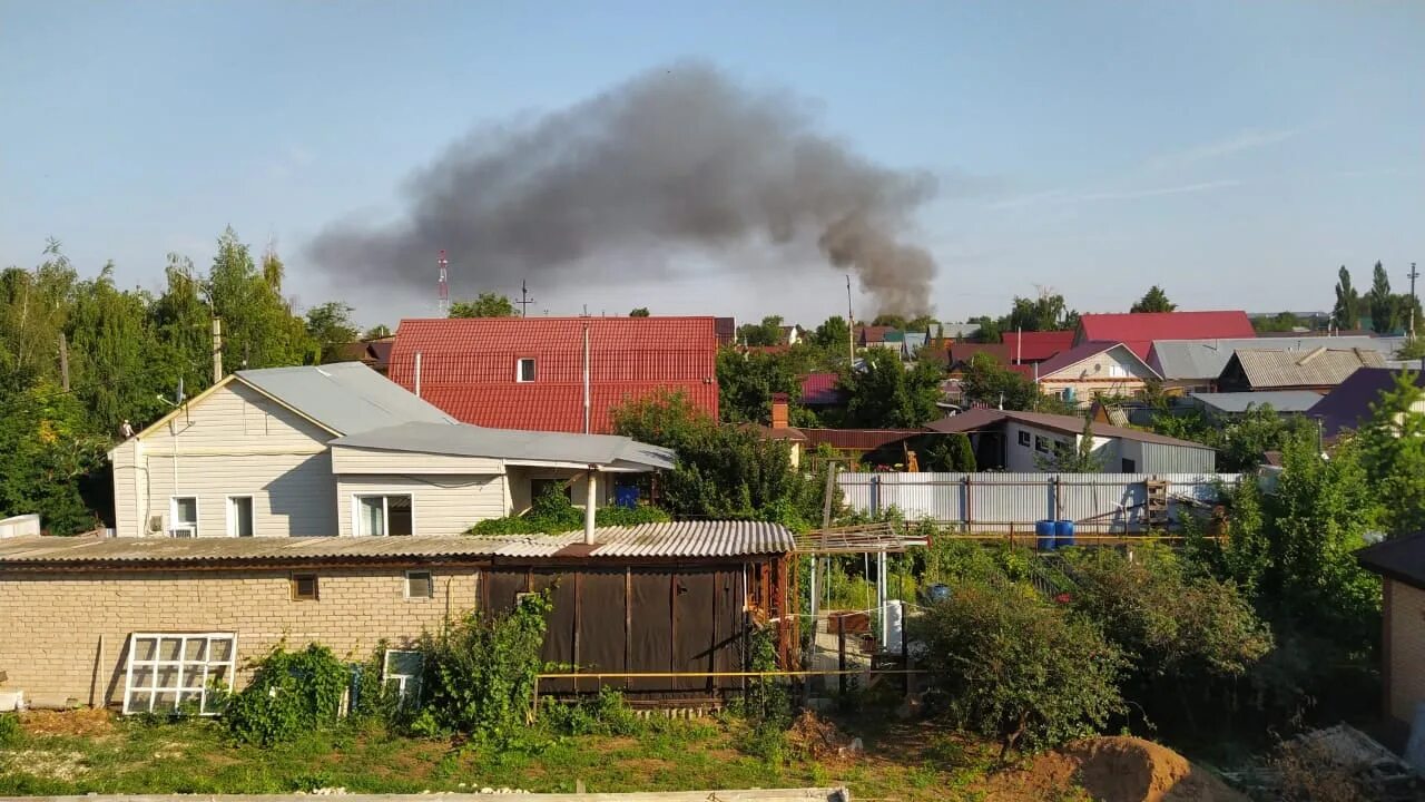 Пожар в Бузулуке. Пожар в Бузулуке сейчас. Пожар в Бузулуке сегодня. Бузулук сгорел дом. Что произошло в бузулуке оренбургская область