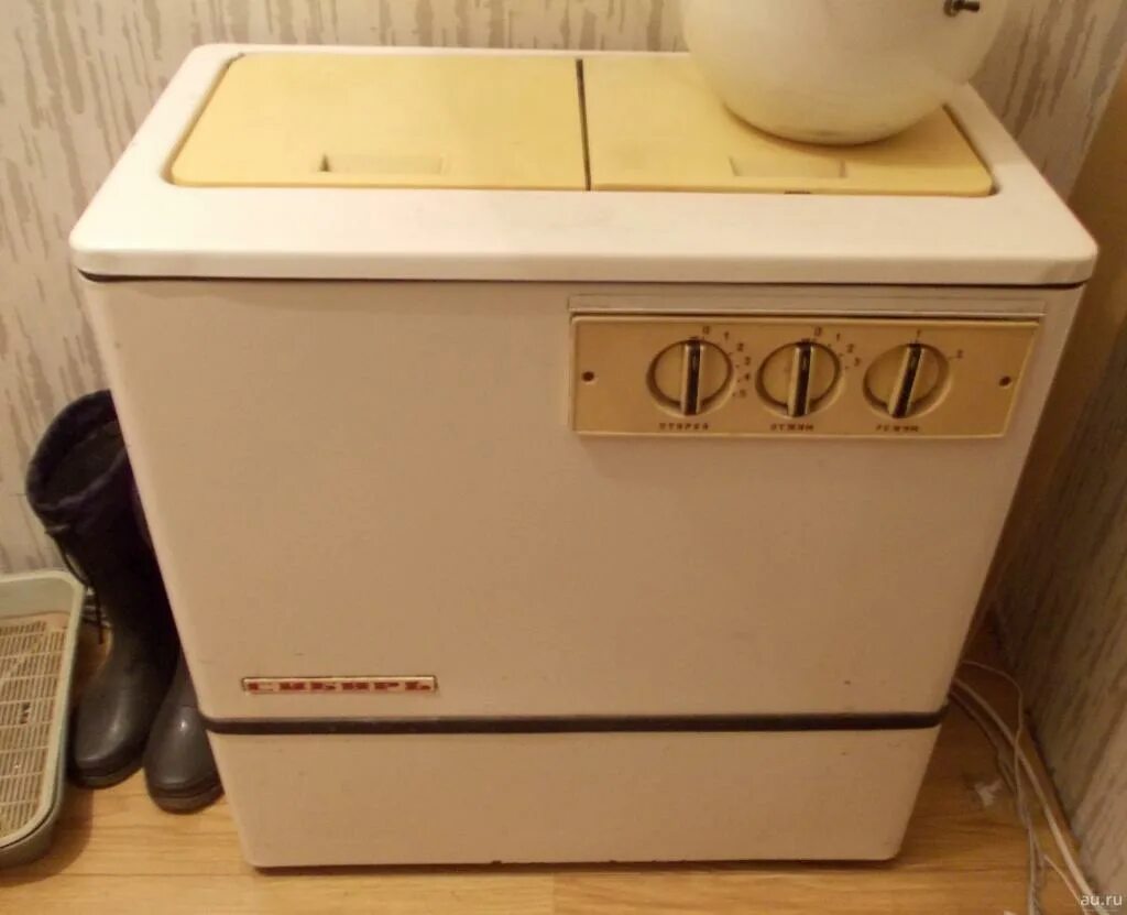 Первые стиральные машины автомат. Стиральная машинка активаторного Вятка. Советская стиральная машинка Вятка. Советская стиральная машина Сибирь. Вятка 3 стиральная машина.
