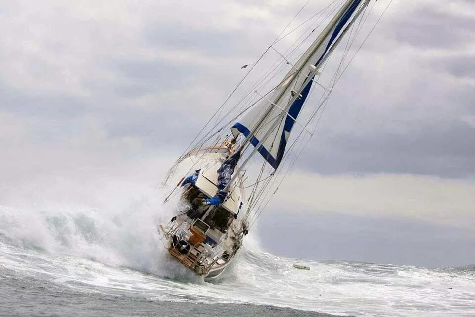 Schooner. Sail over. Под парусом в шторм. Паруса над соловками. Маленький корабль в шторм.