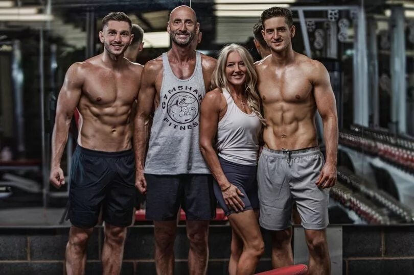 Бас фитнес. Спортивная семья. Семейный тренер. Семейный тренер. Человек в спортивном зале.