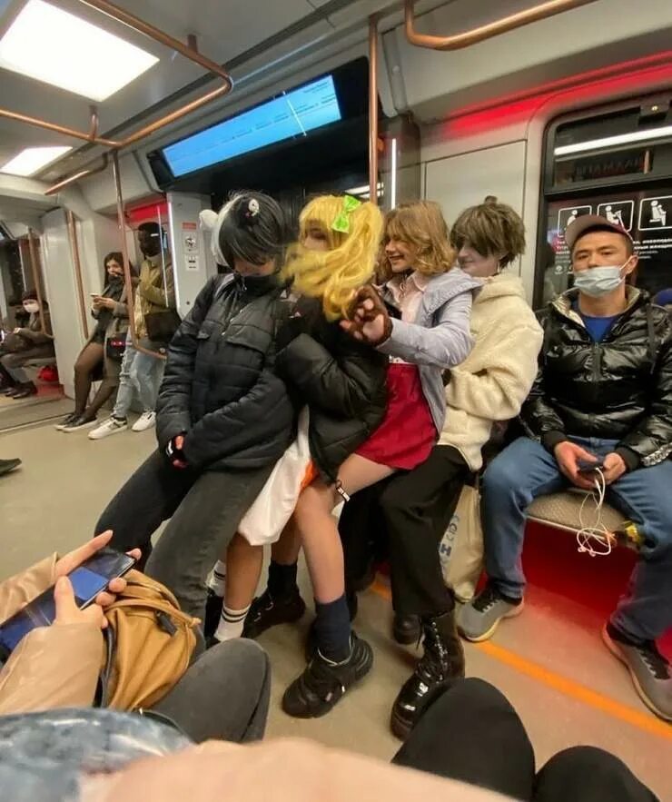 Работа метро 29 30. Анимешники в метро. модники в метро москвы. стиляги в метро.