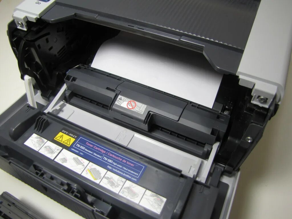 Как убрать зажеванную бумагу из принтера. Kyocera кассета 1. 8124 kyocera в коробке. Принтер kyocera зажевало бумагу. 2040dn kyocera универсальный лоток.