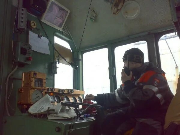 Машинист по рации. Тгм 4 кабина машиниста. Машинист локомотива электровоза. Тэм18дм кабина машиниста. Злой машинист тепловоза.