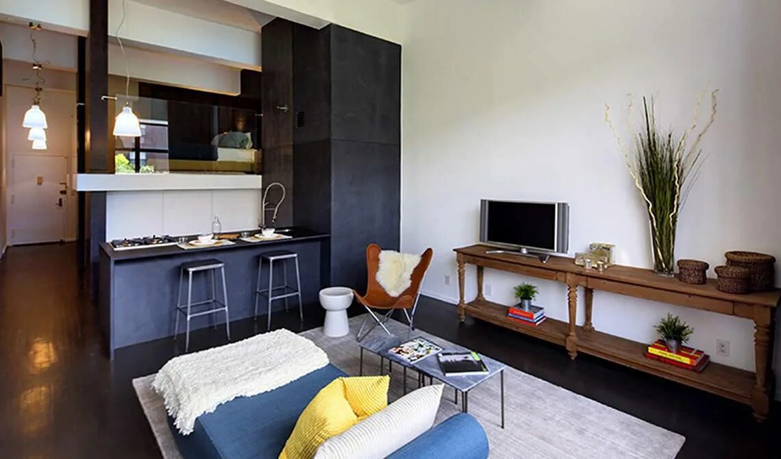 ипотека для нерезидентов. радостные люди в квартире. квартира можно иностранцам. приватизированное жилье. жилье человека.