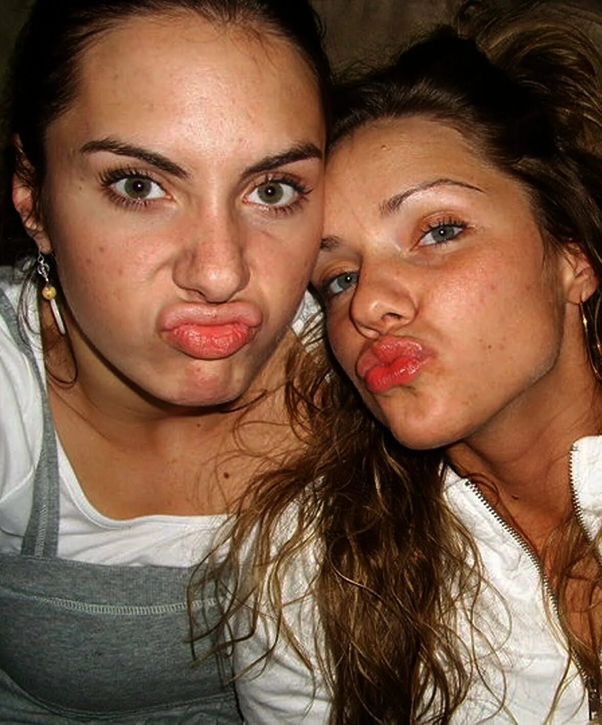 Девушка кривляется. Губки уточкой. Duck face. Duck face. Девушка губы уточкой.