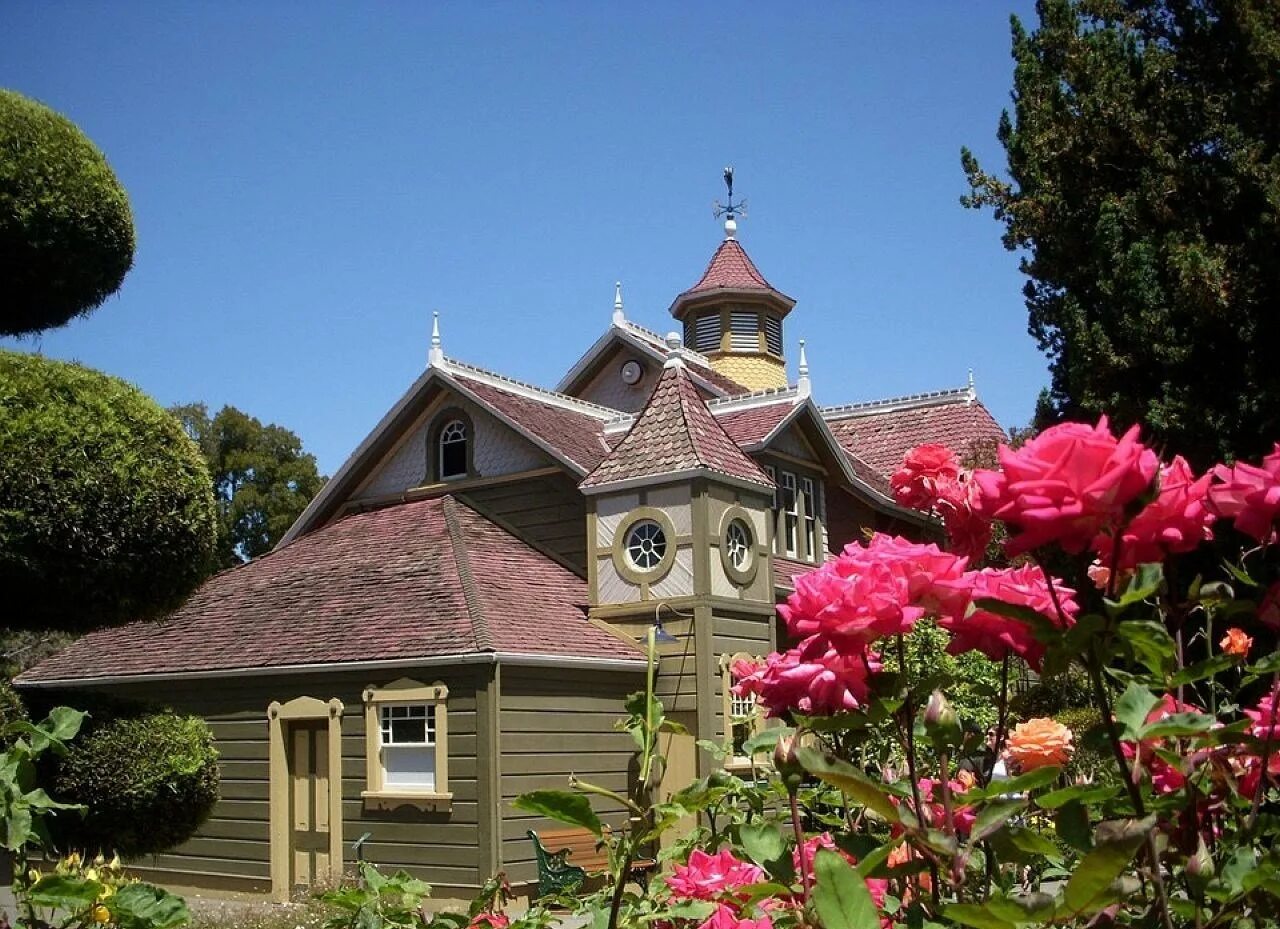 Сказочные дома. Сад в викторианском стиле. Дом с розами. Дом с рлщами. Очаровательный дом